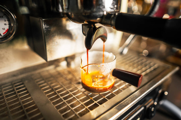 Italiaanse Expresso Koffiezetapparaat die een koffie zet - Foto, afbeelding