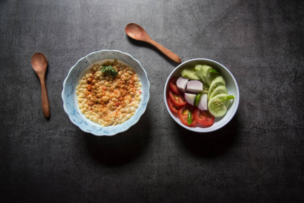 Rajasthani ingrediente alimentar bundi raita com iogurte e salada verde. Close up, foco seletivo. - Foto, Imagem