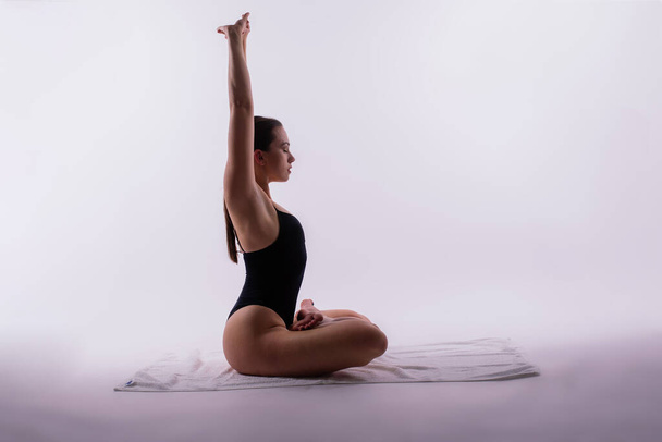 Sportos nő fürdőruhában jógázik, deszkás póz variáció, gyönyörű női gyakorló stúdió - Fotó, kép