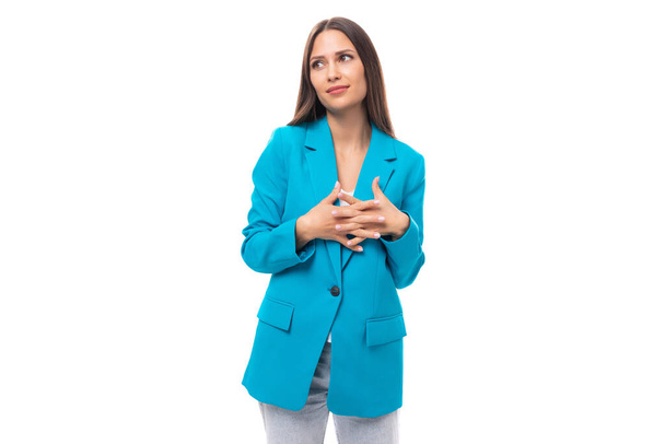 jovem confiante muito morena líder mulher com cabelos longos em uma jaqueta azul. - Foto, Imagem
