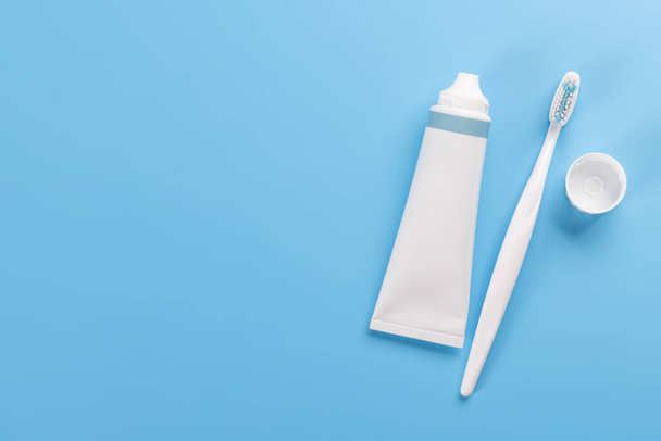 Een schoon en verfrissend beeld met tandpasta en tandenborstel, bevordering van mondhygiëne en een heldere glimlach. Vlakke lay met kopieerruimte - Foto, afbeelding