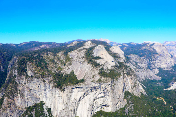Yosemite Ulusal Parkı 'nda bir dağ sırası - Fotoğraf, Görsel