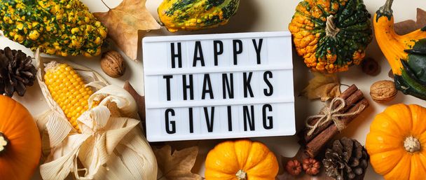 Őszi hálaadás napi kompozíció dekoratív sütőtökkel. Lapos fektetés, felülnézetből, csendélet szezonális háttér üdvözlőlap, banner - Fotó, kép