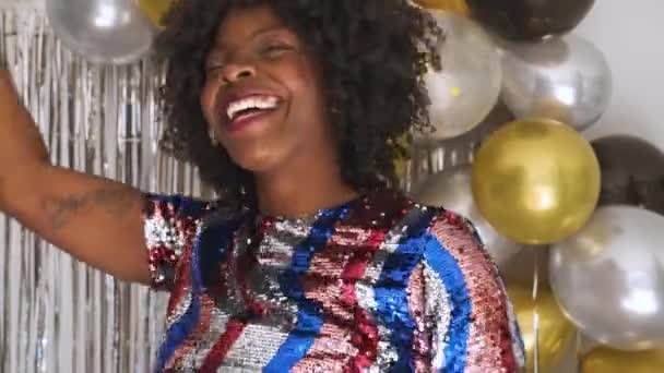 Mujer africana bailando en la fiesta de Nochevieja con confeti. - Metraje, vídeo