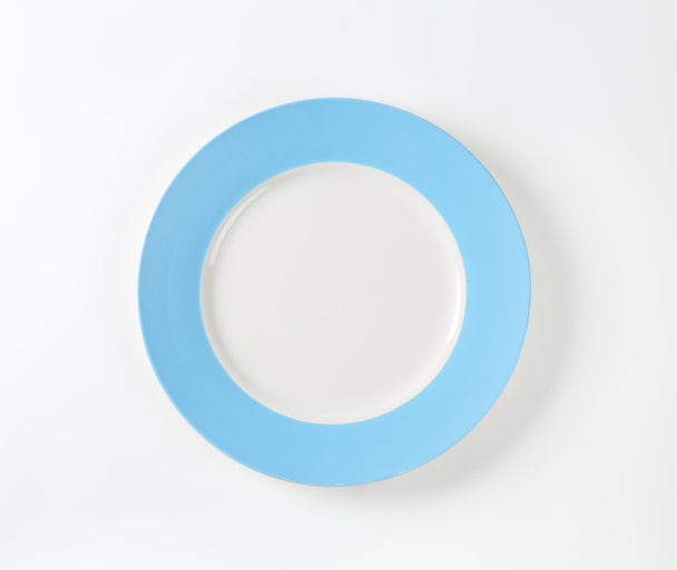 Порожня біло-блакитна обідня тарілка
 - Фото, зображення