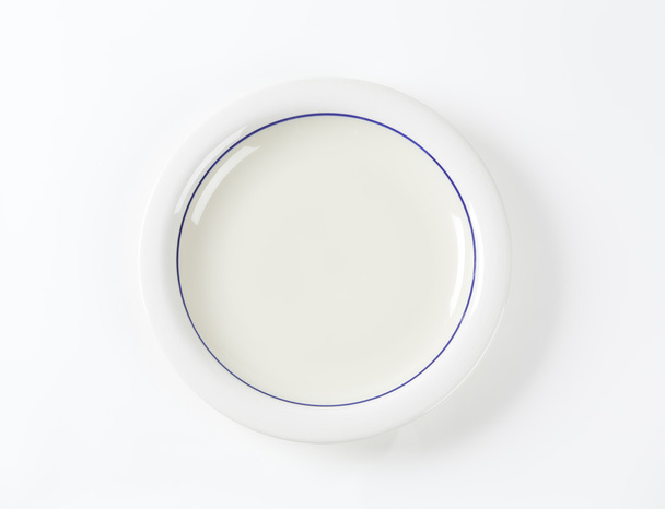 Белая неглубокая тарелка
 - Фото, изображение