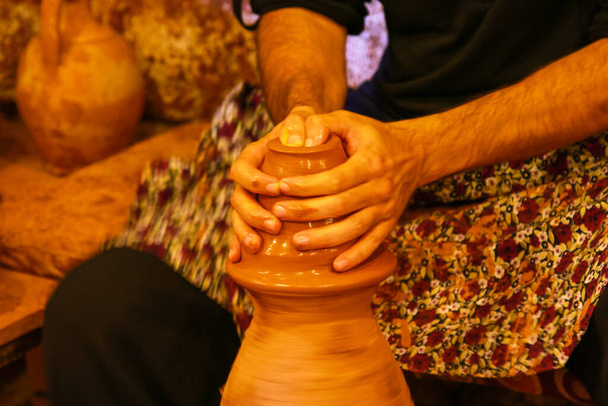 Professionele pottenbakker maken kom in aardewerk workshop, studio. - Foto, afbeelding