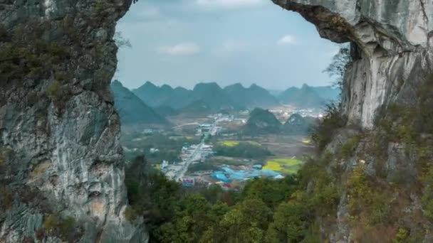 Nagranie lotnicze z różnych krajobrazów w prowincji Guangxi w Chinach w 2022 r., w tym rzek, gór i innych. - Materiał filmowy, wideo