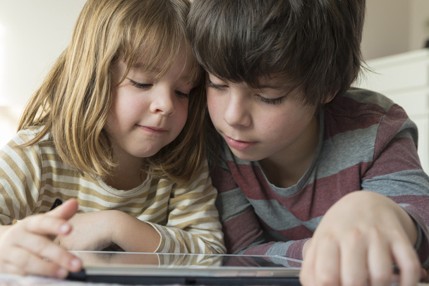Crianças brincando com um tablet digital
 - Foto, Imagem