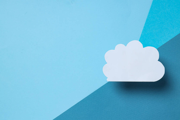 Gri arkaplanda beyaz kağıt bulutu, metin için yer - Fotoğraf, Görsel