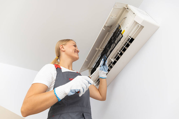 Nainen master ja ilmastointi, ilmastointilaite korjaus - Valokuva, kuva