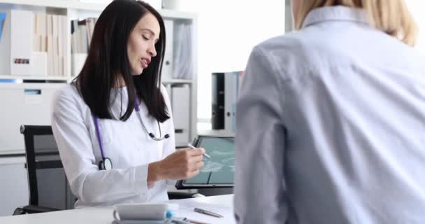 Frauenärztin zeigt Patientin Ultraschalluntersuchung des Kindes per Tablet Ultraschall des Fötus während der Schwangerschaft - Filmmaterial, Video