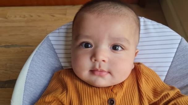 Primer plano filmación de lindo asiático pakistaní bebé niño descansando en casa  - Imágenes, Vídeo