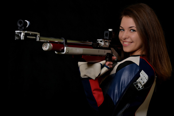 vrouw opleiding sport schieten met lucht geweer pistool - Foto, afbeelding