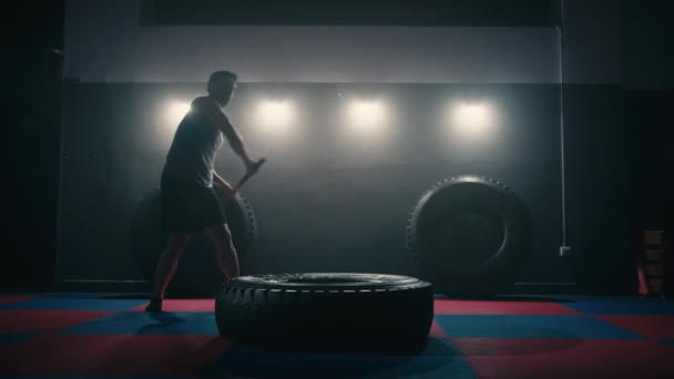 Sport-Fitness-Mann schlägt Radreifen mit Hammer. - Filmmaterial, Video