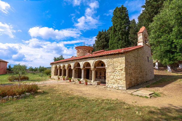 Monasterio de Santa María en la isla de Zvernec, Albania, se erige como un símbolo intemporal del patrimonio cultural y religioso, que data del siglo XIII.. - Foto, imagen