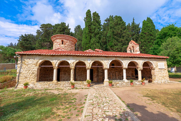 Saint Marysin luostari Zvernec saarella Albaniassa. Sillä on suuri kulttuurinen ja uskonnollinen merkitys alueella, ja sen historia voidaan jäljittää 1200-luvulle. - Valokuva, kuva