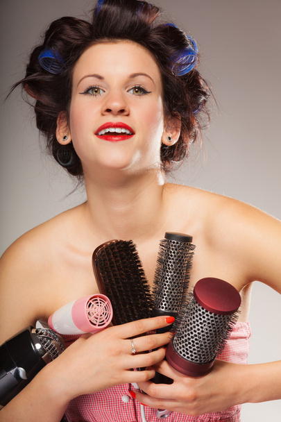lustige Mädchen Styling Haar hält viele Accessoires - Foto, Bild