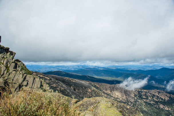 Национальный парк Маунт-Буффало, Виктория. В Австралии. Вид на Австралийские Альпы из района пикника Рог. Горы и облака живописный пейзаж - Фото, изображение