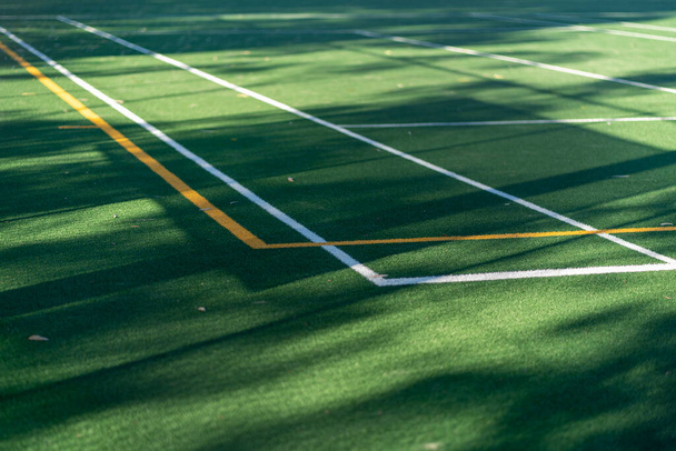 Селективное внимание к белым линиям на зеленых травяных футбольных полях. Высокое качество фото - Фото, изображение