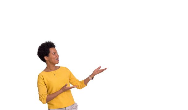 Usmívající se žena manažer ukazuje kopírovací prostor pro marketing, zatímco stojí nad bílým pozadím - Fotografie, Obrázek