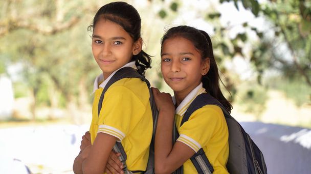 幸せな自信を持ってインドの学生の女子生徒は,学校の制服を着て,クローズアップ,教育コンセプト. - 写真・画像