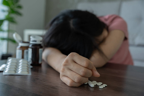 ázsiai nő használ tabletták túladagolás, stresszes, szomorú, drogos, drogfüggő, beteg, egészségtelen, boldogtalan, öngyilkosság, depressziós vagy reménytelen, Anti-kábítószer, kábítószer-függő, élet és családi problémák, motiválatlan - Fotó, kép