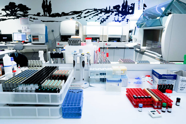 Az Inovie 34 laboratórium műszaki platformja. Biokémiai pad. - Fotó, kép