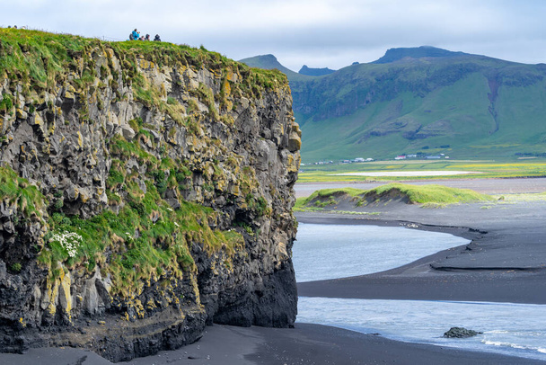 Kaunis karu rantaviivaa maisemia ja musta hiekkaranta Dyrholaey Islanti lähellä Vik - Valokuva, kuva