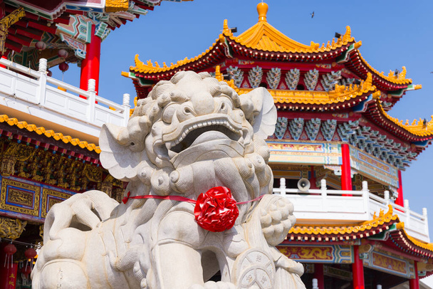Каменный лев в китайском храме - Фото, изображение
