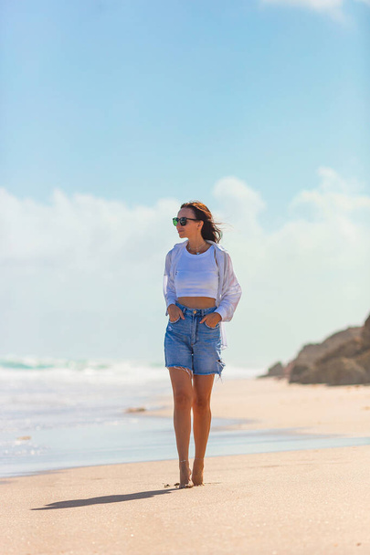 Giovane bella donna rilassante sulla spiaggia tropicale di sabbia bianca - Foto, immagini