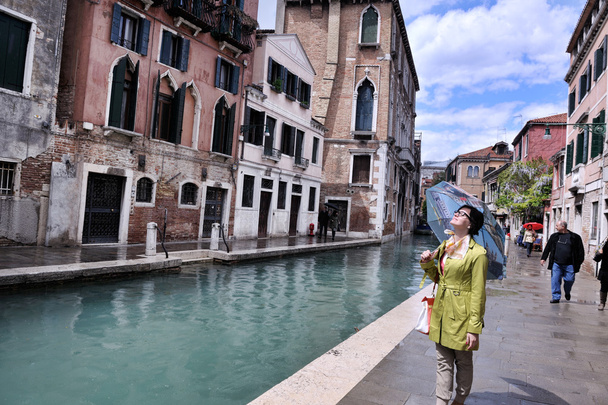 ヴェネツィアの美しい女性 - 写真・画像