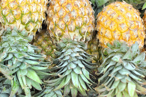 Frutta ananas al mercato
 - Foto, immagini