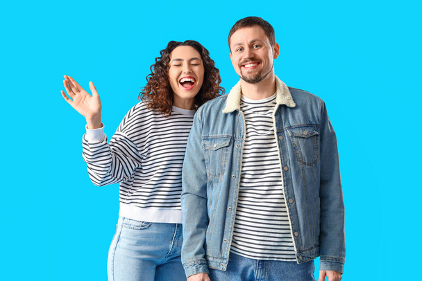Счастливая молодая пара на синем фоне - Фото, изображение