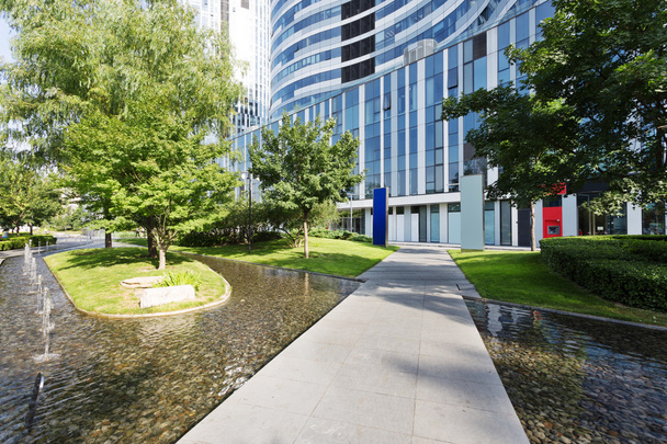 sentiero intorno al moderno edificio per uffici
 - Foto, immagini