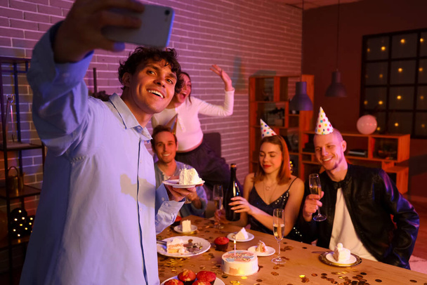 Groupe de jeunes amis prenant selfie à la fête d'anniversaire - Photo, image