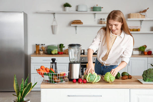 Junge Frau mit Kohl in der Küche - Foto, Bild