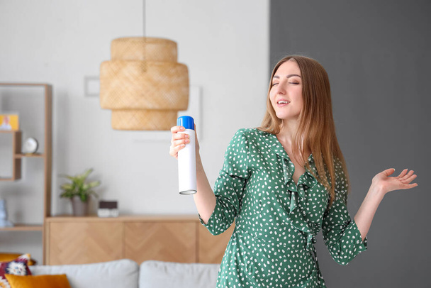 Mladá žena s osvěžovačem vzduchu doma - Fotografie, Obrázek