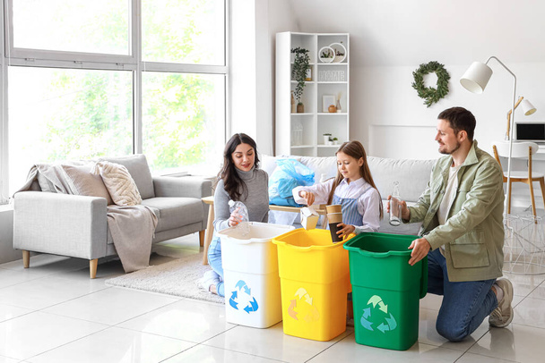 Clasificación familiar de basura en papeleras de reciclaje en casa - Foto, Imagen