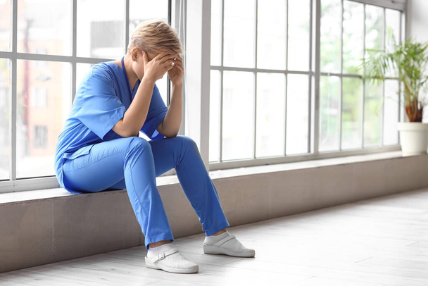 Stres ženské lékařské stážistky na klinice - Fotografie, Obrázek