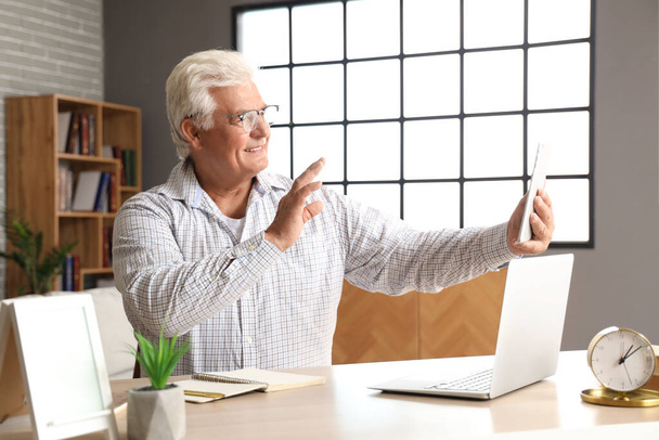 Ανώτερος άνθρωπος με tablet βίντεο συνομιλία υπολογιστή στο σπίτι - Φωτογραφία, εικόνα