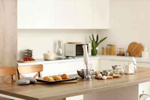 Pečicí tác s čerstvými croissanty na stole v kuchyni - Fotografie, Obrázek
