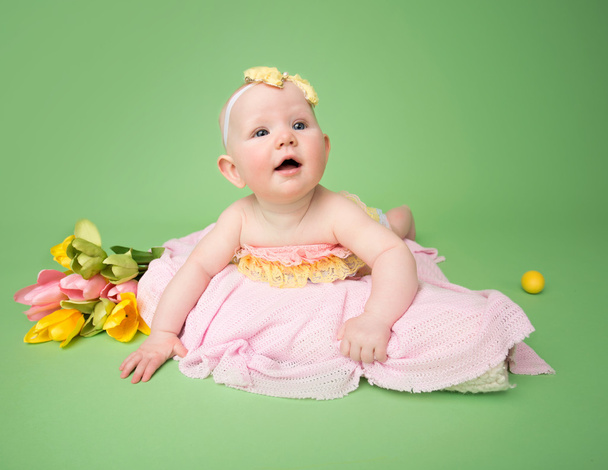 Baby in Pasen Outfit, Tummy tijd - Foto, afbeelding