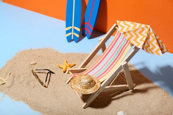 Luova kesä koostumus mini sateenvarjo, kansituoli ja ranta tarvikkeet väri tausta - Valokuva, kuva