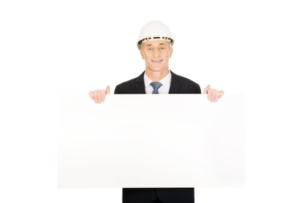 Businessman holding empty banner - Valokuva, kuva