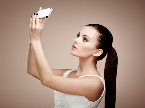 Beautiful young woman taking selfie - Fotoğraf, Görsel