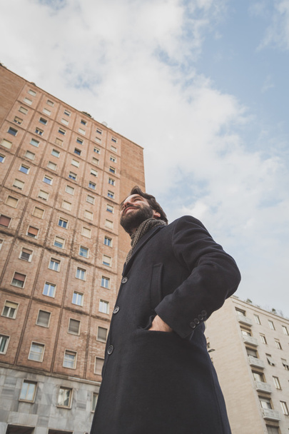 Genç yakışıklı sakallı adam şehir sokaklarını poz - Fotoğraf, Görsel