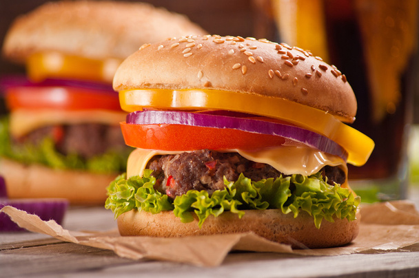 Primer plano de hamburguesa casera con verduras frescas
 - Foto, imagen