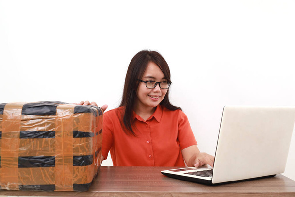 Onnellinen nuori aasialainen yrittäjä nainen saada tilauksen hänen verkkokaupasta. Eristetty valkoisella - Valokuva, kuva