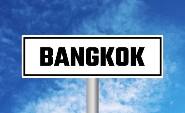 Οδική πινακίδα Μπανγκόκ σε μπλε φόντο ουρανό - Φωτογραφία, εικόνα